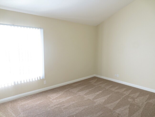 Building Photo - Updated Single Family Home with Over-sized...
