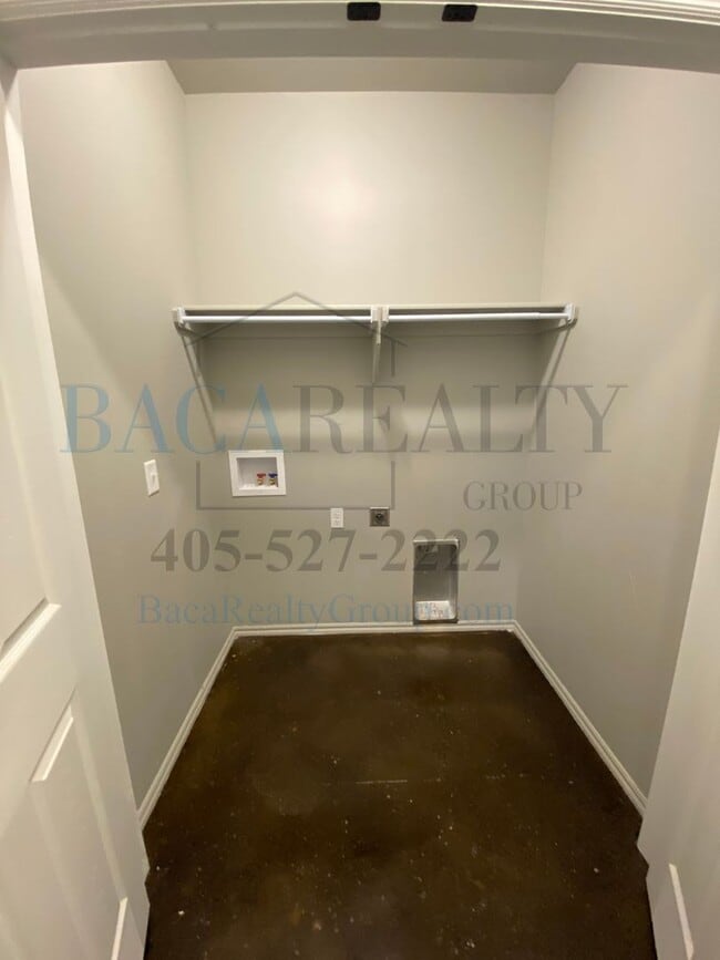 Building Photo - 3br 2ba duplex with 2 car garage!