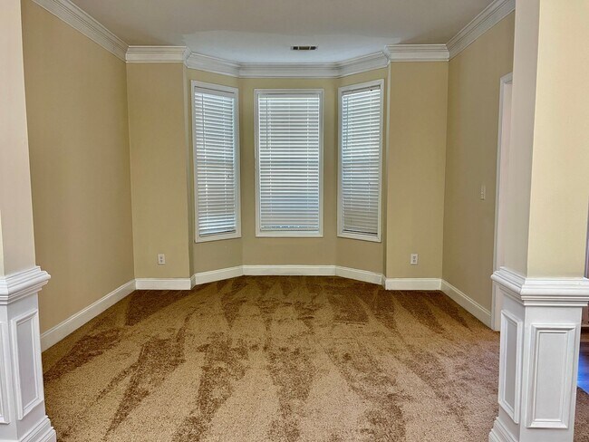 Building Photo - Large 4 Bedroom 2.5 Bath Home