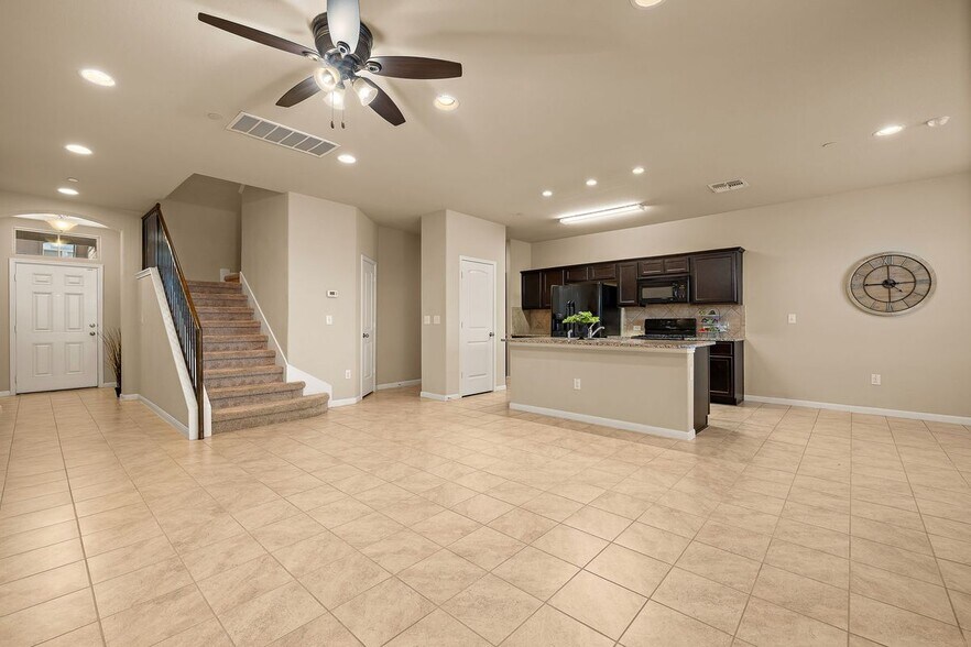 Building Photo - 2880 Donnell Dr