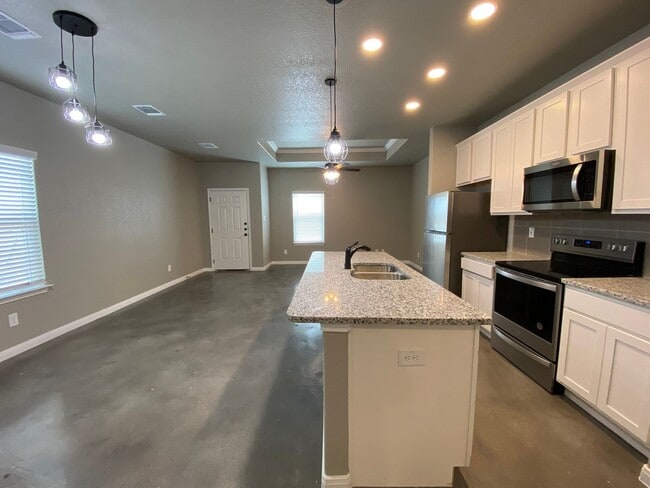 Building Photo - Beautiful Duplex in Seguin!