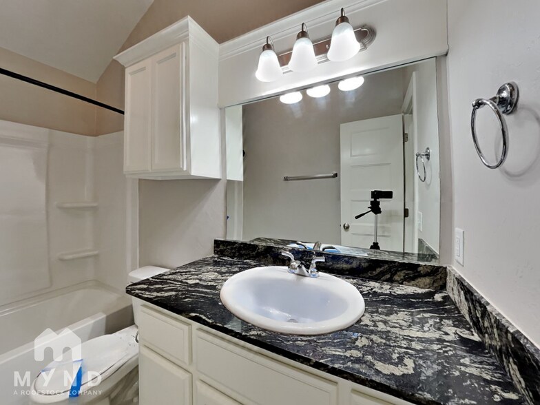 Building Photo - 1003 Merlin Dr