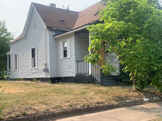 Building Photo - Welcome to the 3 Bedroom Home West Peoria