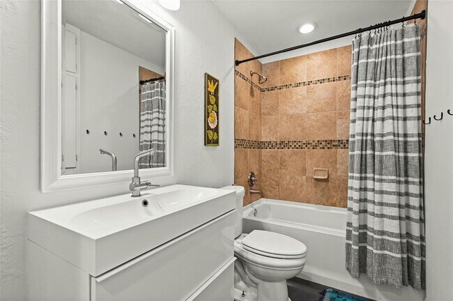 Building Photo - 8415 Bowling Green Dr