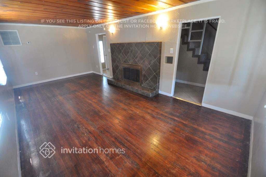 Building Photo - 806 E Amelia Ave