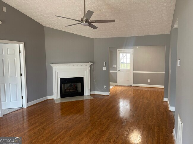 Building Photo - 320 Willow Springs Dr
