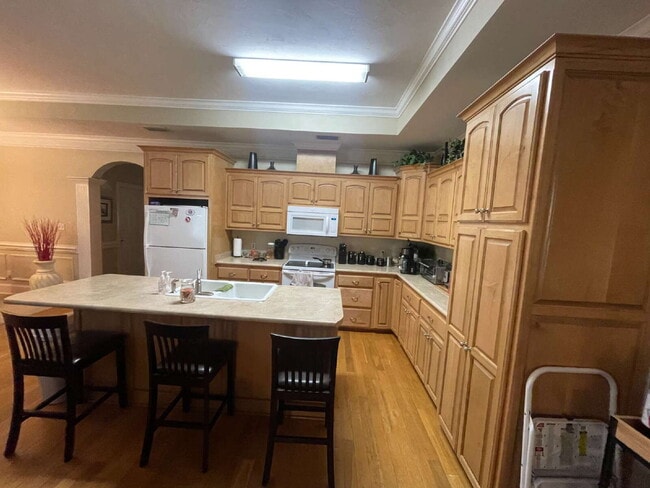 Building Photo - Large 3/2 with Fenced in Yard!