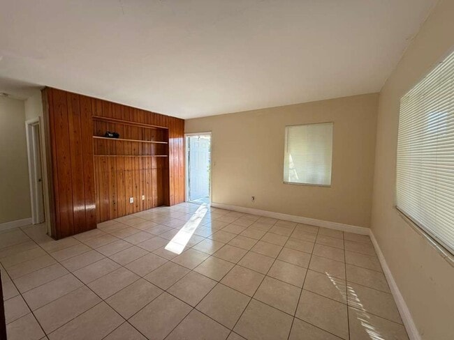 Building Photo - Large 4-1 house