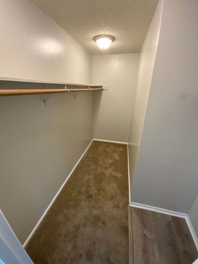 Building Photo - Sumner Townhome Duplex w/ 1 car carpot & N...