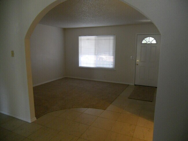 Building Photo - 3 BED W RV/BOAT PARKING