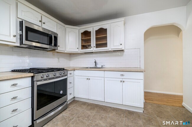 Building Photo - 18 Elm Tree Pl