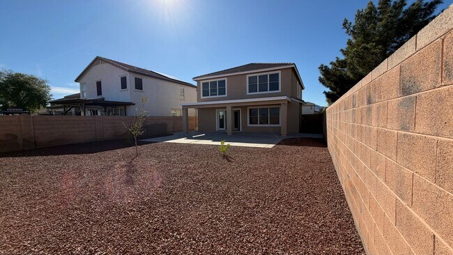 Building Photo - Spacious Surprise home with large backyard