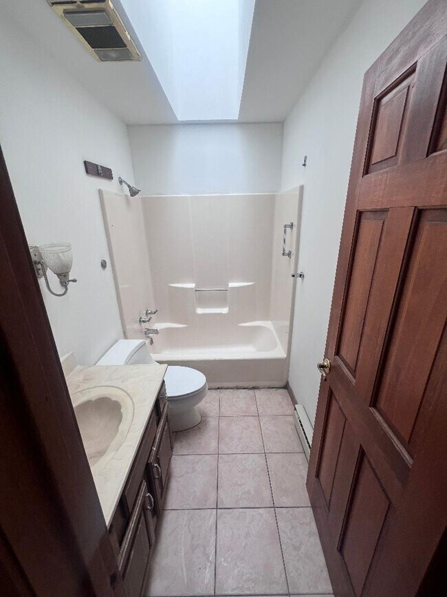 Building Photo - 9 Kings Point Cir