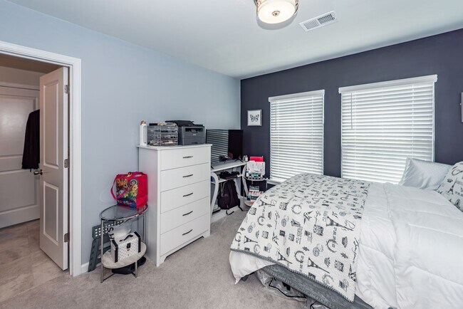 Building Photo - 4 Bedroom, 3.5 Bathroom Home in Summers Co...