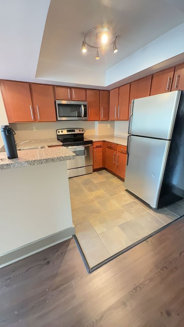 Building Photo - Great find for Lake Plaza: Available for FALL 2026! $3600/month - Move in 8/13/26!