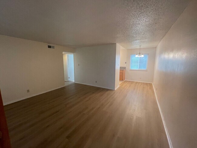 Building Photo - ONE MONTH RENT FREE!***2 Bedroom 1 Bath Unit in Rancho Cordova Available NOW!