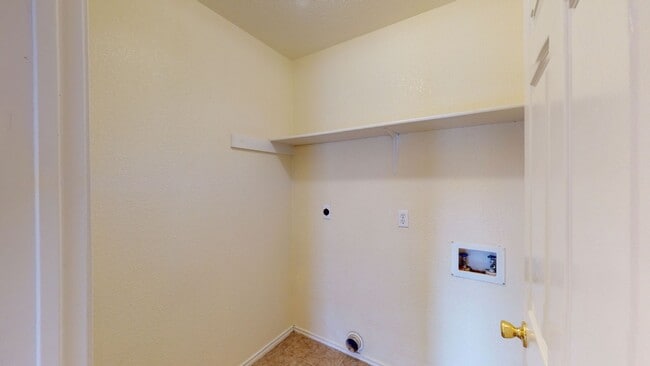 Building Photo - Memorial Day Special, 2 WEEKS FREE RENT!!!!