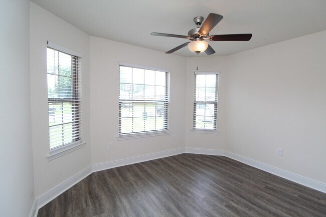 Building Photo - Updated 3-Bedroom, 2-Bath Home with Modern...