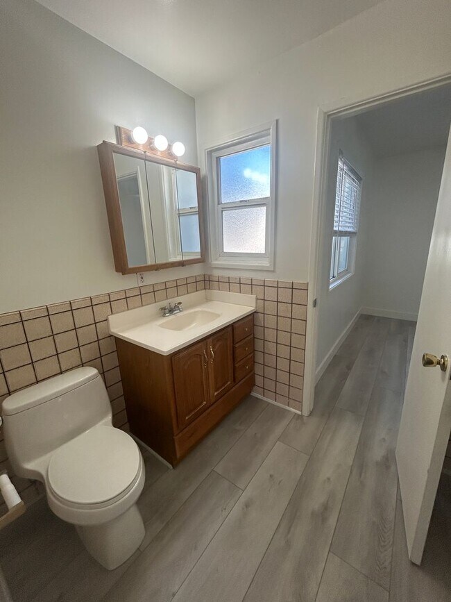 Building Photo - East End 4 Bedroom Home!