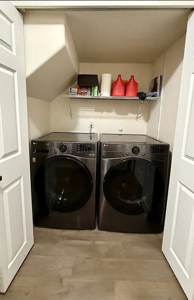 Building Photo - Spacious 3 Bedroom, 3 Bath End-Unit Condo ...