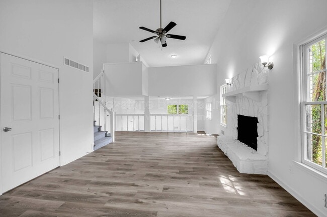 Building Photo - 1586 Kings Rd