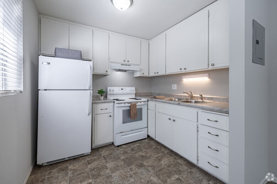 2BR, 1BA - 926SF - Kitchen - Brewster Place