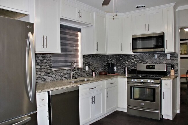 Building Photo - Charming 3-Bedroom Home for Rent in El Pas...