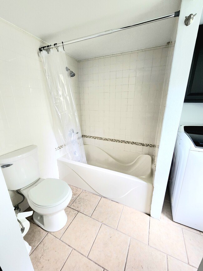 Main floor - bathroom - 110 W Short St