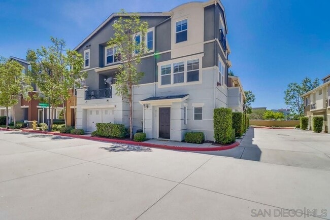 Building Photo - Tri-Level Townhome Condo for Rent – 2 Bed,...