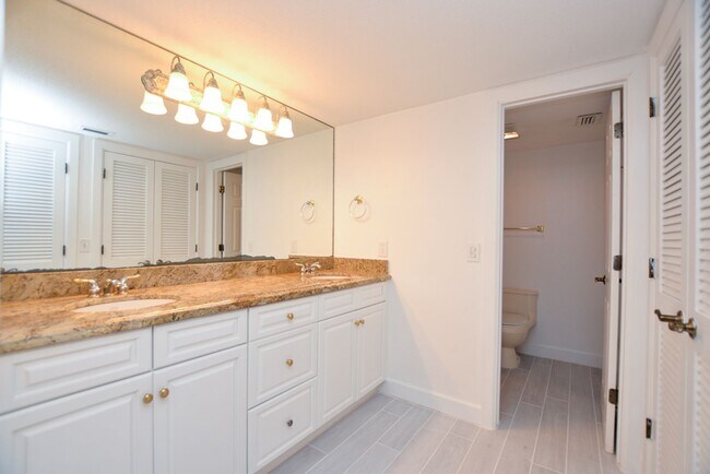 Building Photo - 622 Olde Camelot Cir