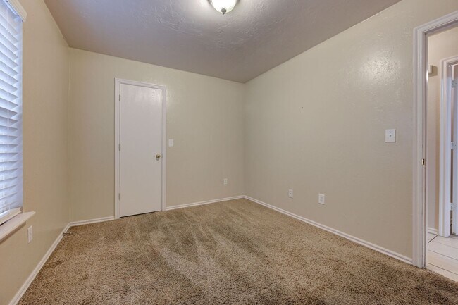 Building Photo - Gorgeous 3 bed 2 bath in Norman!