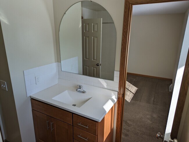 Building Photo - 5 Lordan Dr