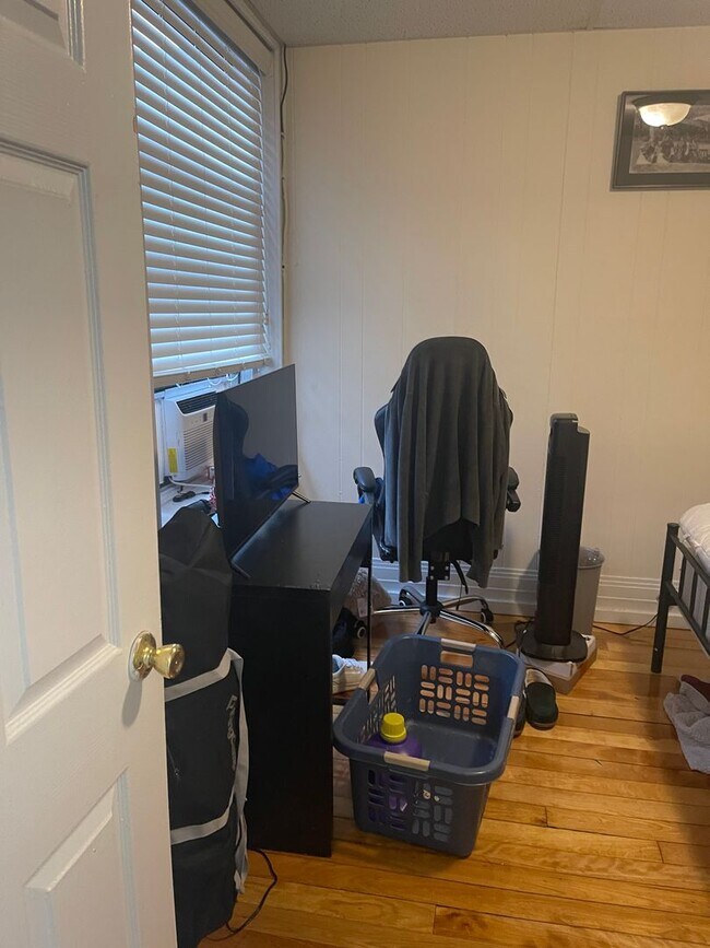 Building Photo - Top Floor Sunny 2 Bed Equal Large bedrooms, Heat and Hw inc No Fee Close to everything.Now or 1.1...