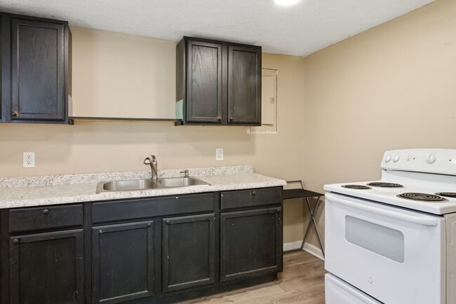 Building Photo - 2 Bed / 1 Bath. Off street parking.