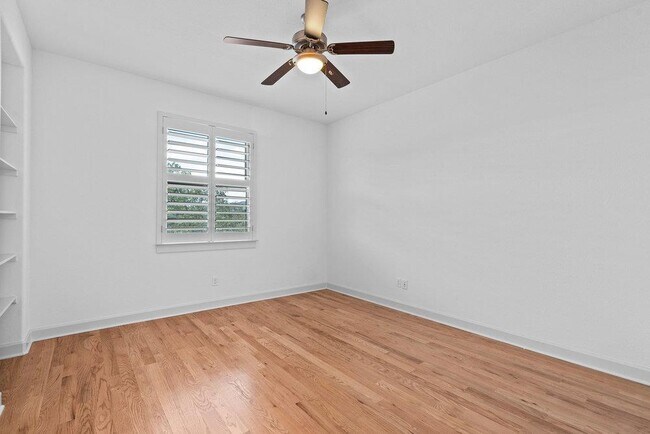 Building Photo - 6533 E Hill Dr