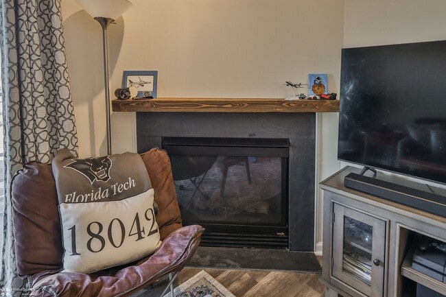 Building Photo - Bright, spacious 2-bedroom / 2-bath condo available now!