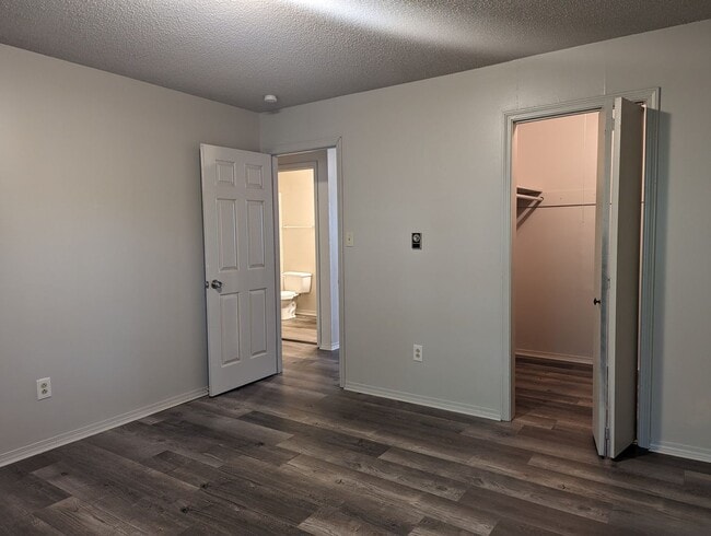 Building Photo - Upstairs 2 Bedroom Apartment - Remodeled May 2023