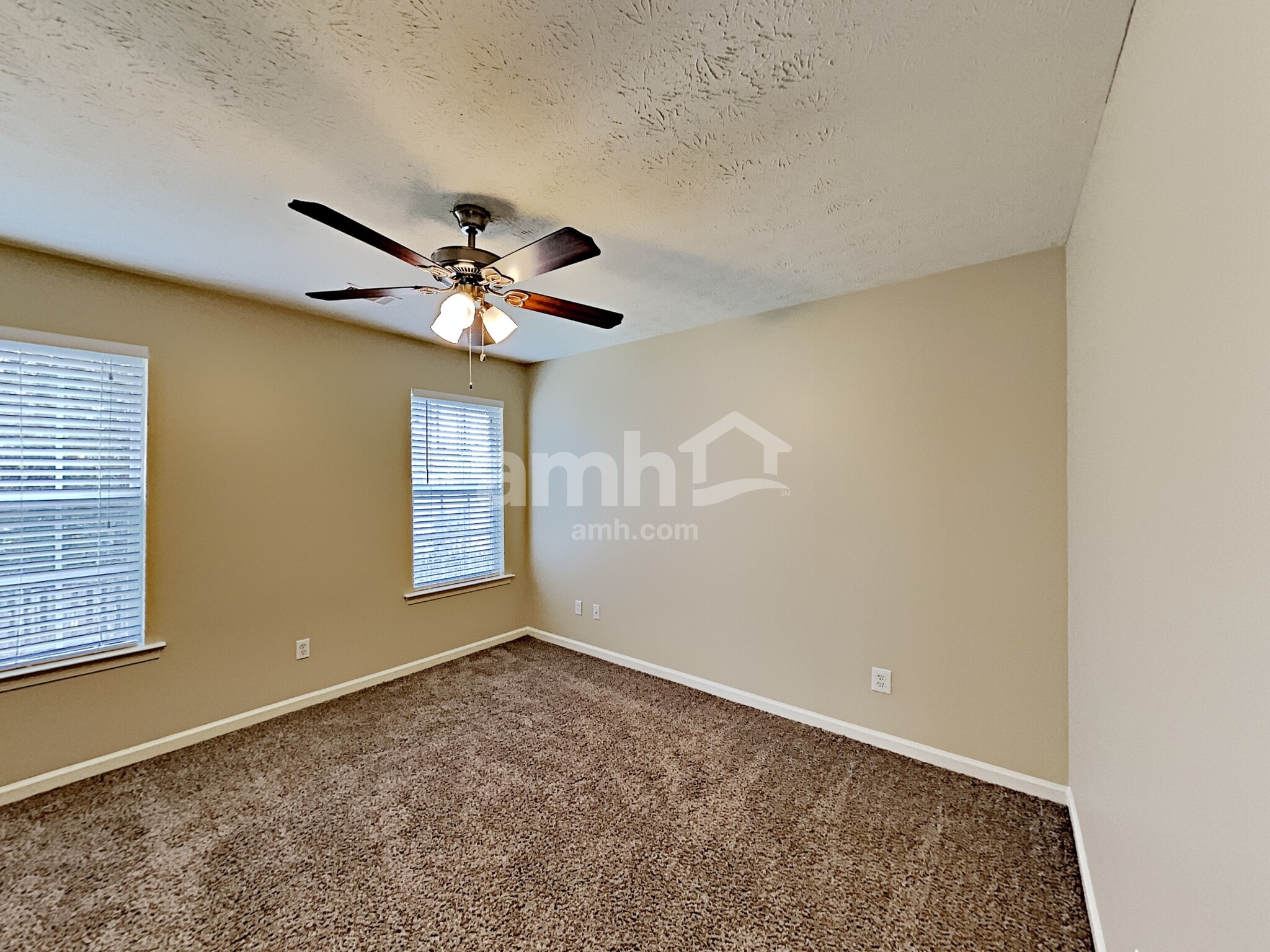 Building Photo - 705 St Charles Ave