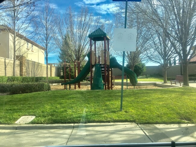 Building Photo - Great Lincoln Crossing Location, walk to Starbucks and More!