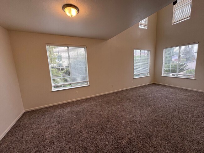 Building Photo - Spectacular home available now in a great neighborhood!