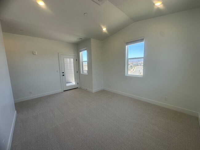 Building Photo - Luxury 3 bedroom Condo in Desert Color!