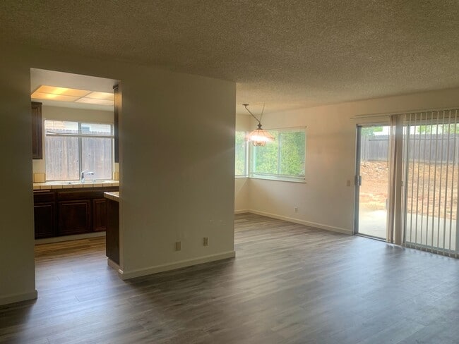 Building Photo - Large one story 4 bedroom home in Orangevale