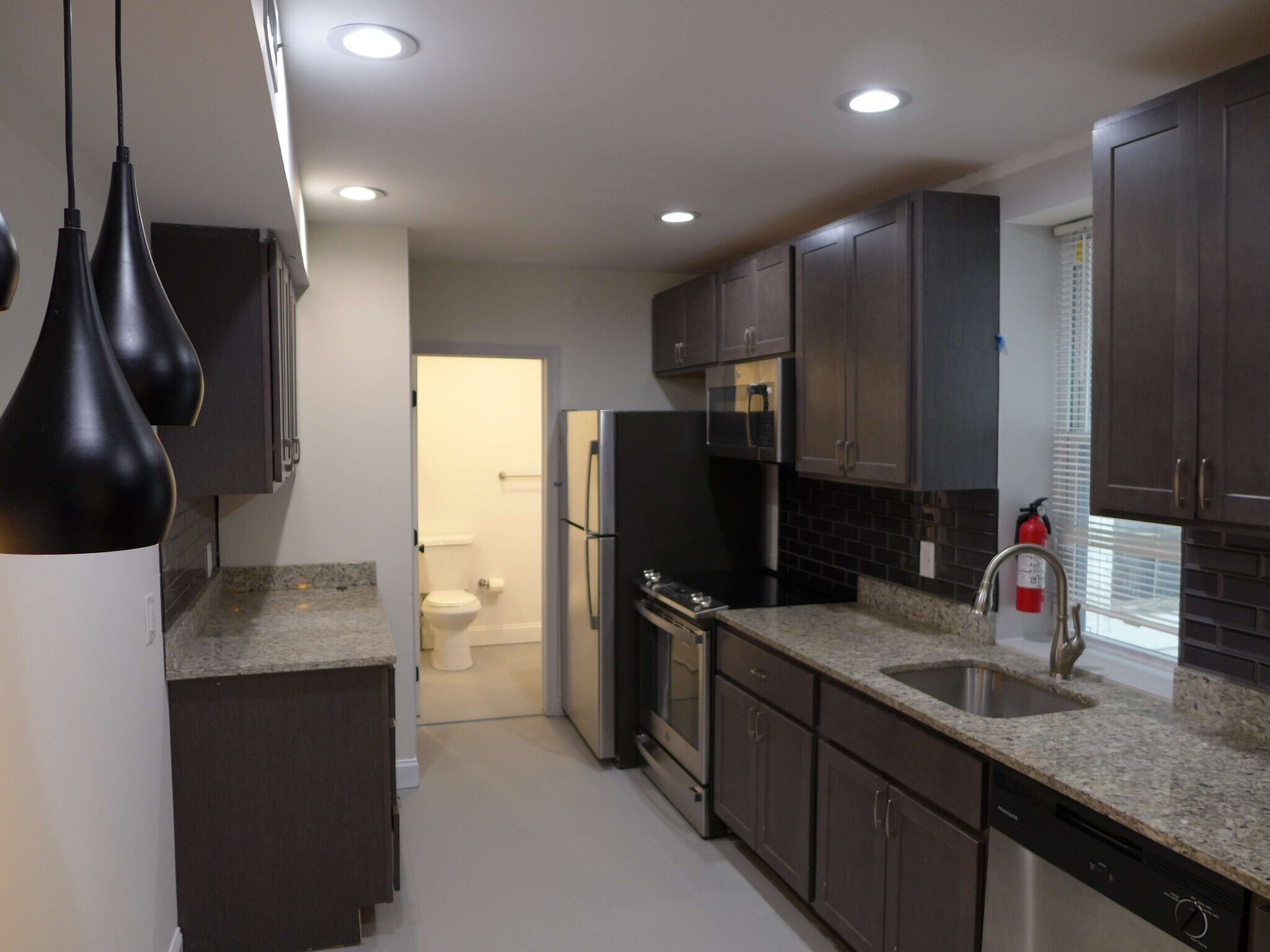 Building Photo - 1709 Bank St