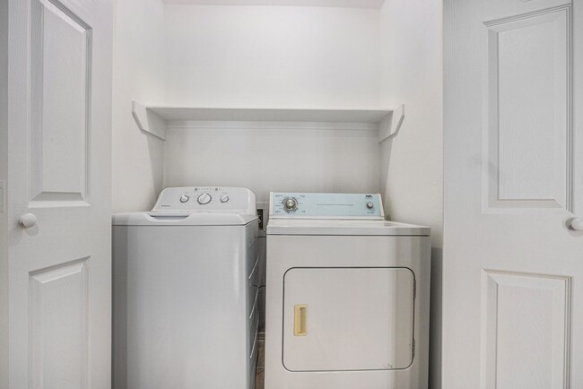 Building Photo - Excellent location under $1500!
