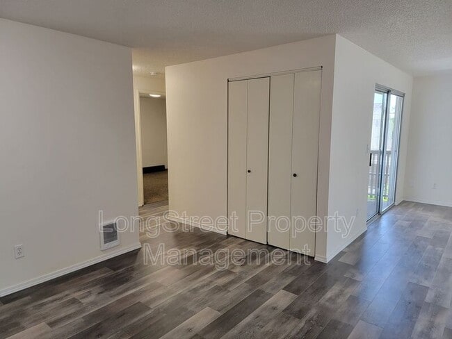 Building Photo - 627 3rd St