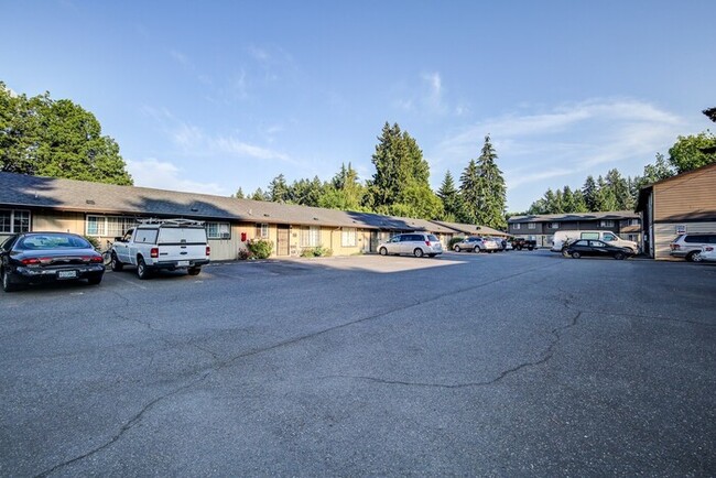 Building Photo - 3 bedroom 2 bath townhouse downtown Hillsboro!