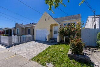 Building Photo - 3 Bed / 2 Bath San Bruno home with private...