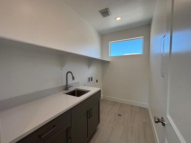 Building Photo - BRAND NEW 4 BEDROOM HOME OR RENT!