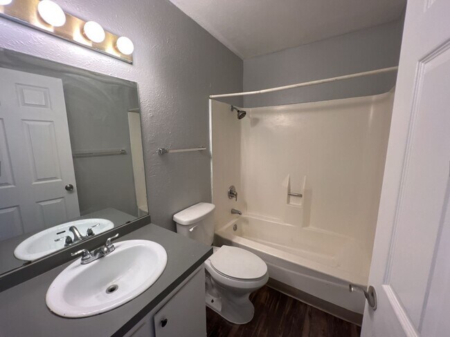 Building Photo - 2 Bedroom 1 Bathroom Apartment in Aurora