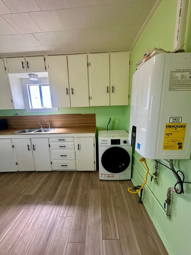 Building Photo - Rare 1-bedroom, 1-bathroom house located 2...